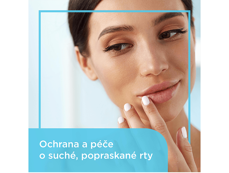 Ochrana a péče o suché rty - žena v zrcadle